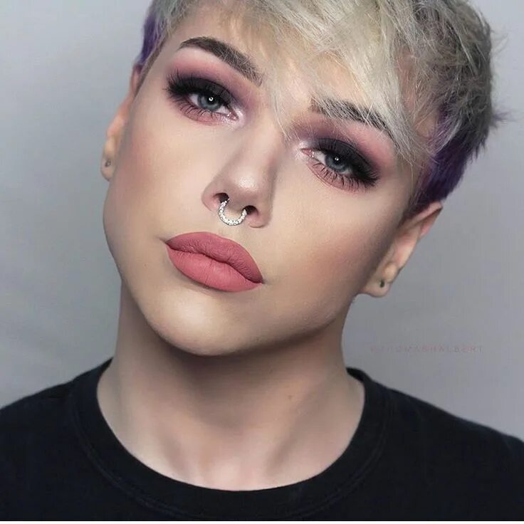 Красивые транс мальчики в макияже Pin by MariaNM on Make Up Men wearing makeup, Boys wearing makeup, Matte liquid 