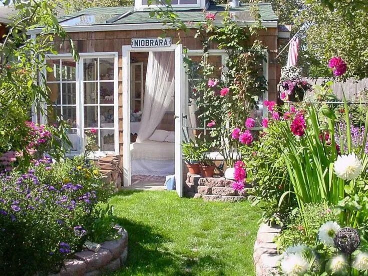 Красивые участки на даче фото реальные Invitibg cottage Cottage garden design, Cottage garden sheds, Garden design