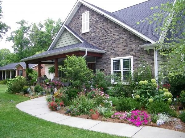 Красивые участки на даче фото реальные What goes on in my mind when I view my flower gardens Rustic cottage, Flower gar