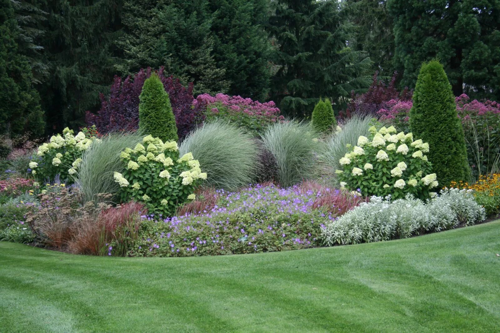 Красивые участки с цветами кустарниками фото Pin on Tuinen Garden landscape design, Front lawn landscaping, Outdoor gardens d