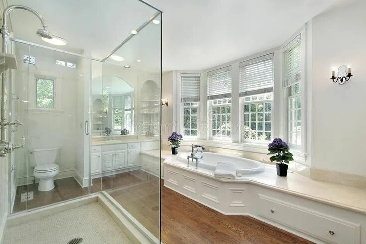 Красивые ванные комнаты частные фото White luxury master bath. White master bath in new construction home with glass 