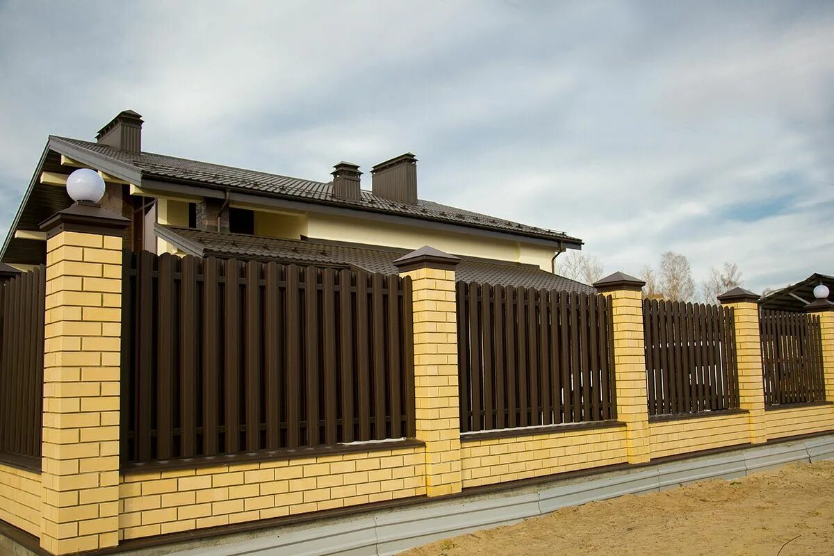 Красивые варианты заборов Штакетник Grand Line П-образный А фигурный 0,5 Atlas RR 32 Темно-коричневый купи