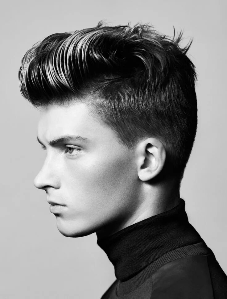 Красивые виски прически un'immagine di profilo che evidenza il taglio di capelli uomo pompadour, maglia 