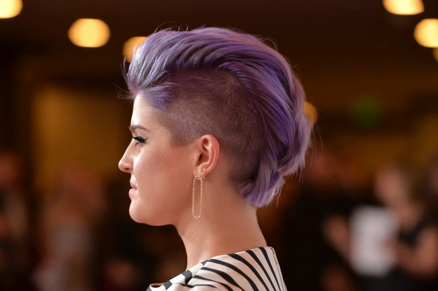 Красивые виски прически Kelly Osbourne's New Mohawk Totally Makes Us Think Of... Kelly osbourne hair, Sh