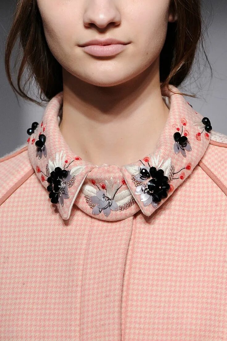 Красивые воротники на платье фото Mother Of Pearl at London Fashion Week Fall 2014 Beaded embroidery, Fashion deta