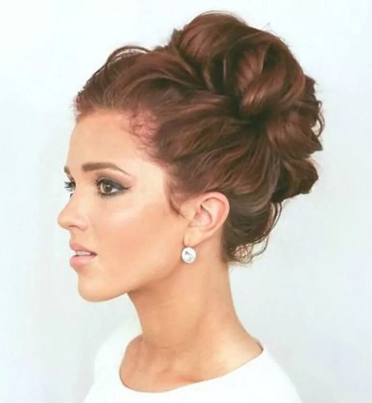 Красивые высокие прически на средние Idée coiffure de mariage : un chignon de danseuse flou Coiffure, Chignon mariage
