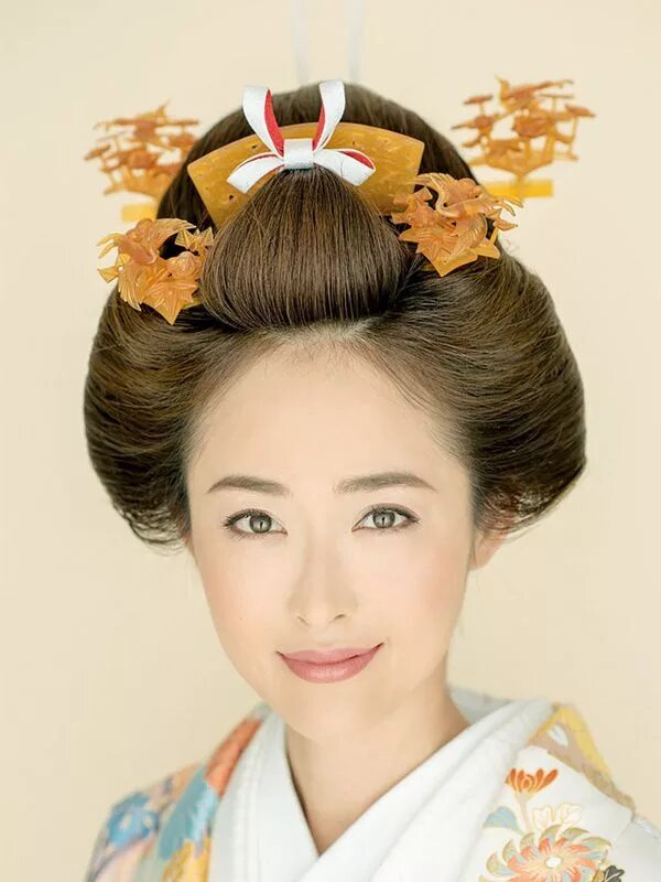 Красивые японские прически 和 の 花 嫁 の た め の 華 や か き も の ヘ ア 最 旬 ス タ イ ル 七 五 三 髪 型 7