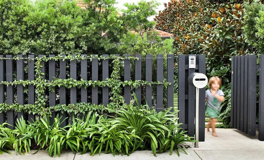 Красивые заборы для частных домов фото необычные Love this black picket fence ไ อ เ ด ย ร ว ส ว น, ก า ร จ ด ส ว น ห น า บ า