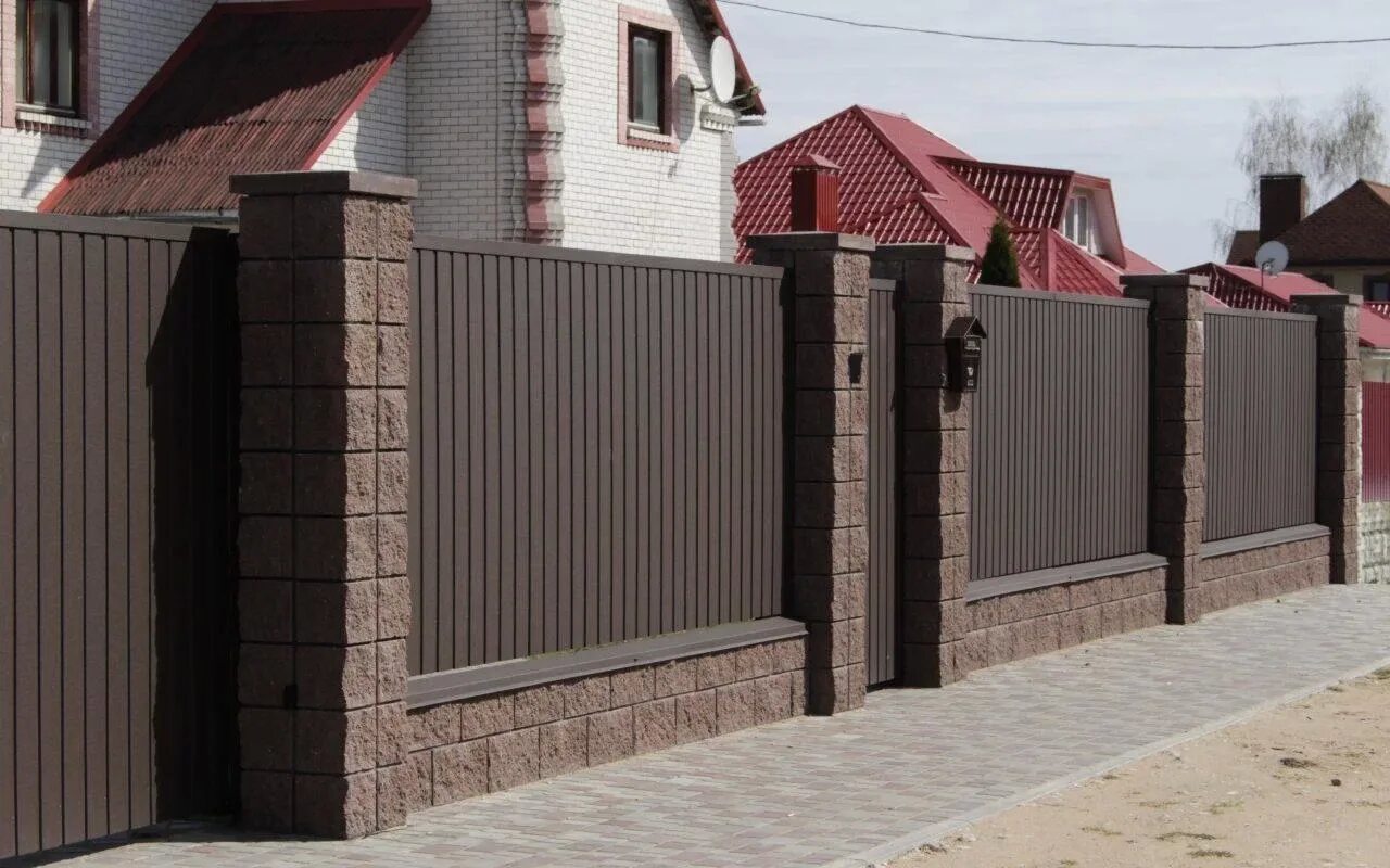 Красивые заборы из металлопрофиля фото Что нужно учесть при строительстве забора из профнастила? Обзоры и советы "Балти