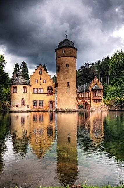 Красивые замки фото Mespelbrunn Castle, Germany Picture Store Germany castles, Castle, Beautiful cas
