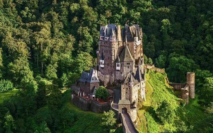 Красивые замки фото These Hidden Castles in Europe Are Straight Out of a Fairy Tale Germany castles,