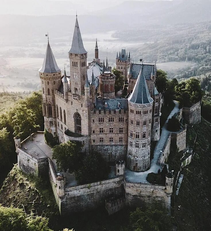 Красивые замки фото Castillo de Hohenzollern, Monte Hohenzollern, Hechingen in 2020 Hohenzollern cas