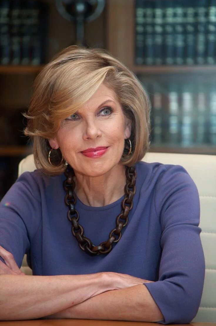 Красивые женщины 50 лет реальные фото Bob-Frisuren-für-Frauen-ab-50-schräger-Pony-nach-innen-geföhnte-Spitzen Older wo