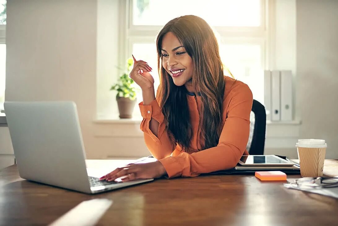 Красивые женщины на работе фото Medya Planlaması Nedir ve Neden Önemlidir? Amazon Ads