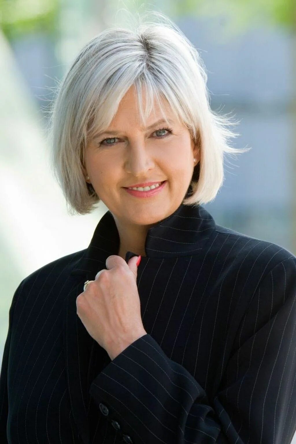 Красивые женщины среднего возраста фото The Silver Fox: Stunning Gray Hair Styles Kapsel met grijs haar, Bob kapsel grij