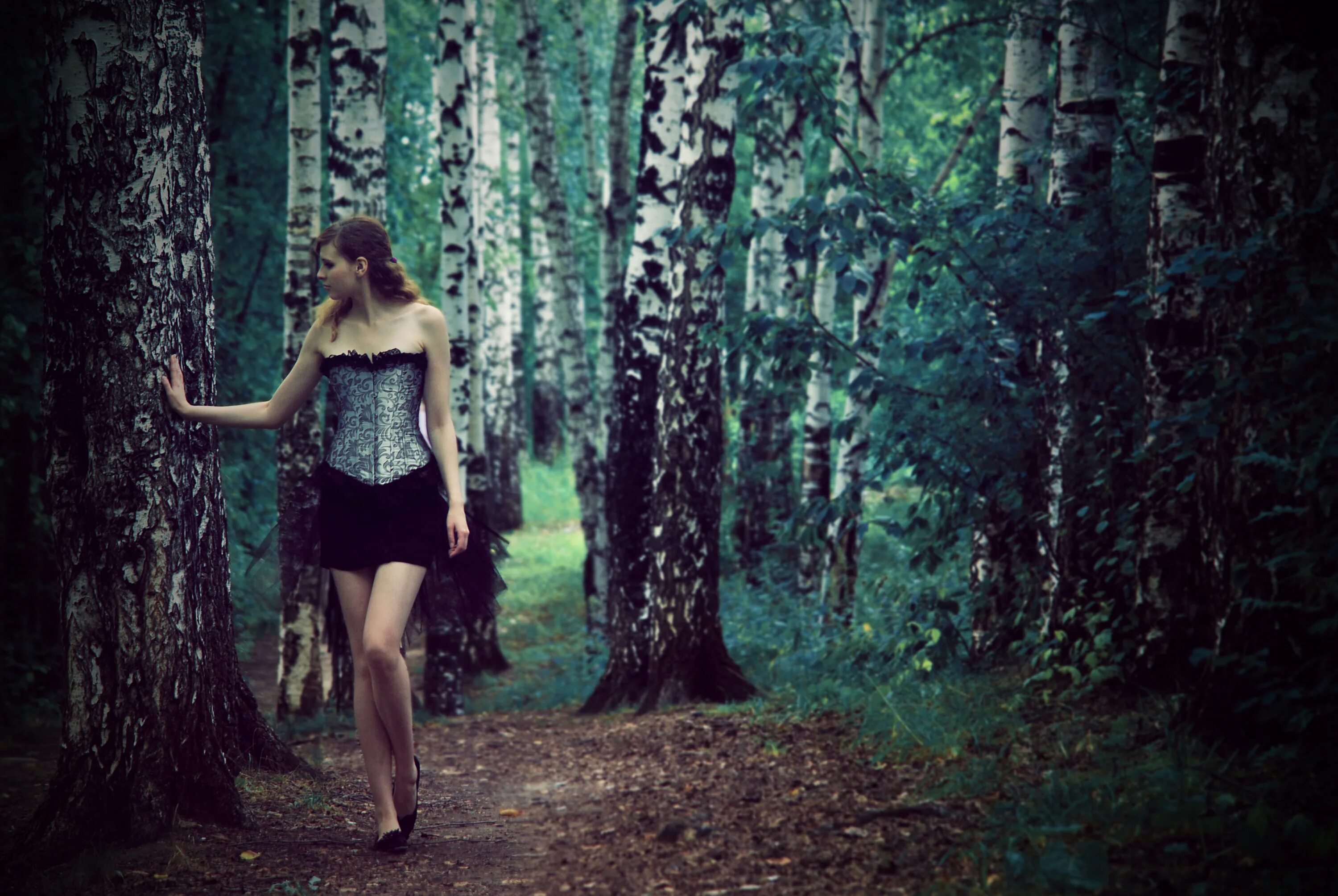 Красивые женщины в лесу фото Wallpaper Woman in Black Tube Dress Standing in The Woods, Background - Download