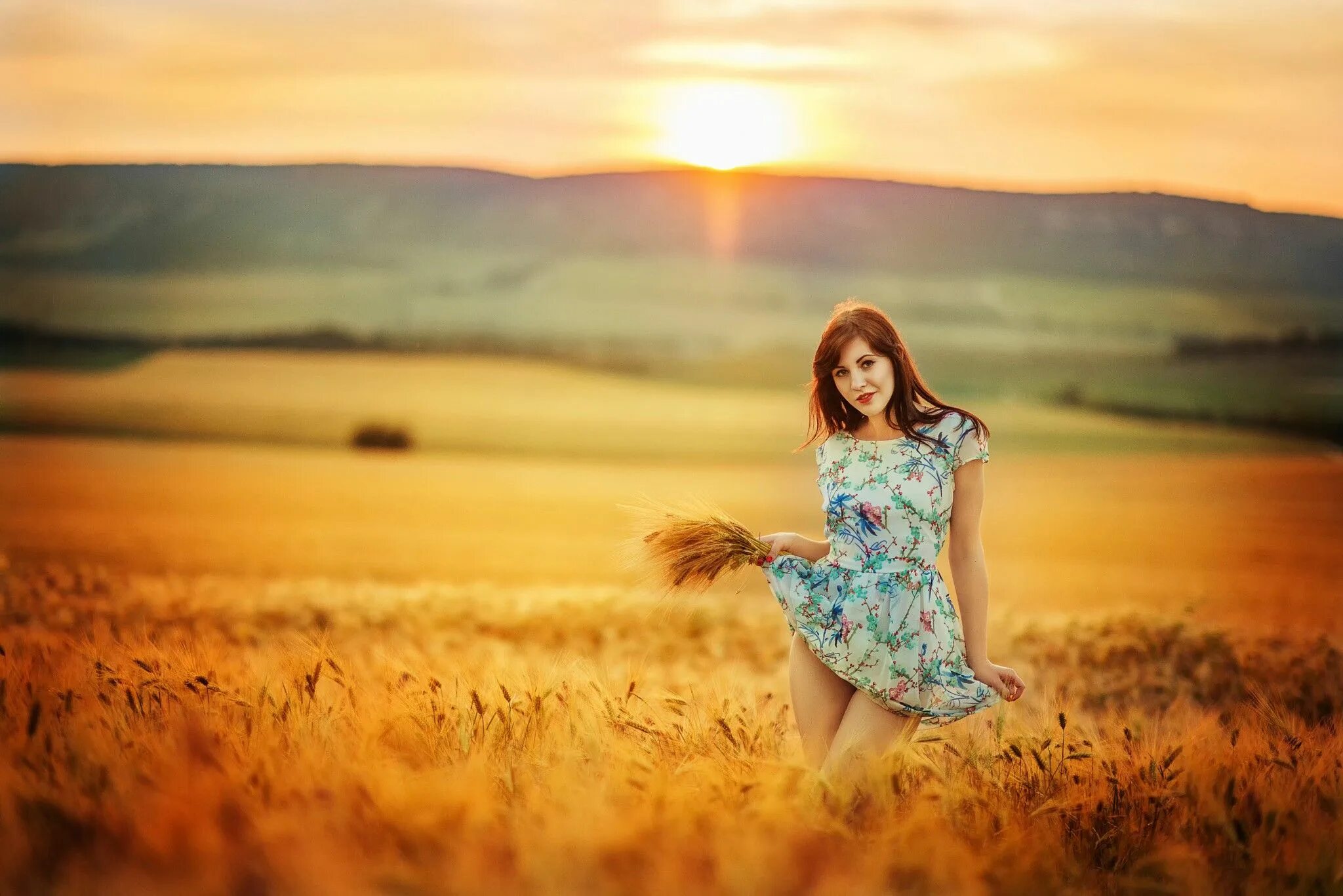 Красивые женщины в поле фото Pin tillagd av Angel Yovchev på Photography
