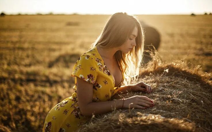 Красивые женщины в поле фото Pin by Владимир Кондратенко on Девушка стог сена Yellow dress, Blonde women, Red