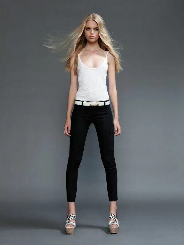 Красивые женские фото в полный рост Versace Spring/Summer 2011: Ginta Lapina & Daphne Groeneveld - Fashion Gone Rogu