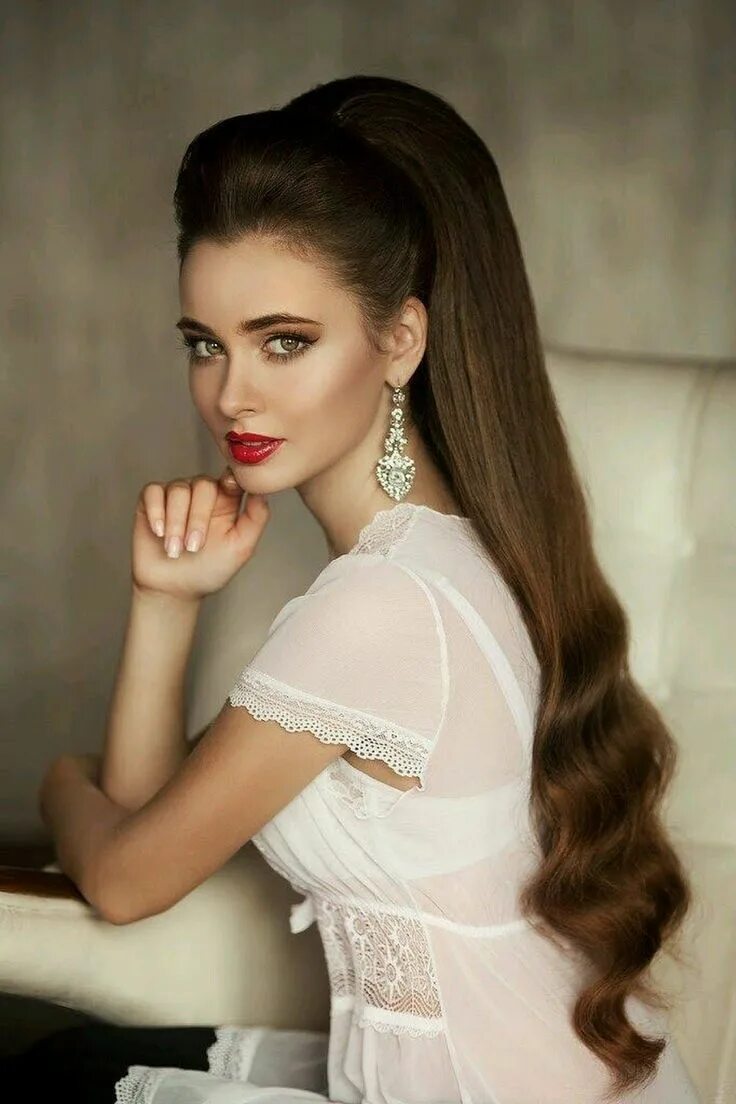 Красивые женские прически на длинные волосы Pin by Court Mann on Looking over her shoulder II Long hair styles, Hair styles,