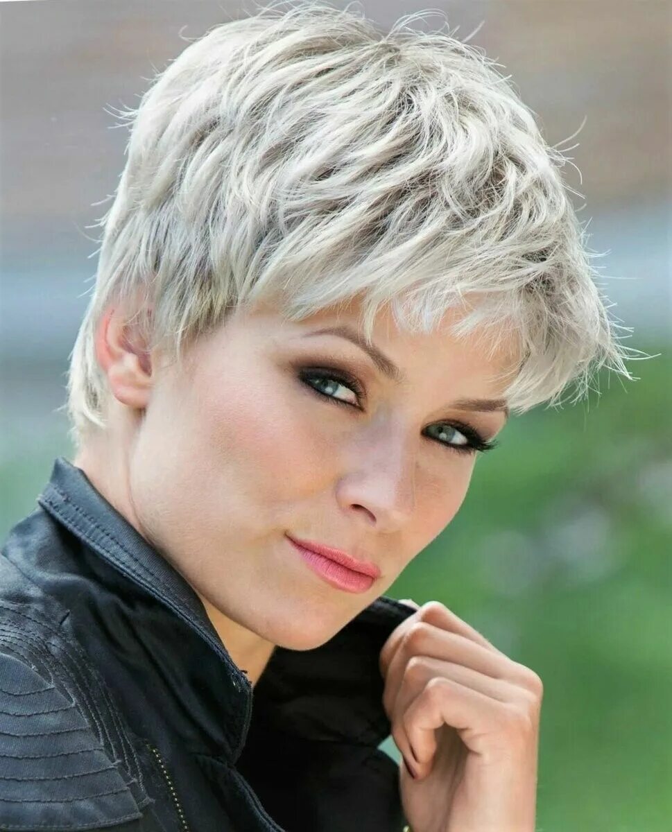 Красивые женские стрижки на короткие волосы Pin by larisa kutishenko on стрижки Short hair cuts for women, Short hair pixie 