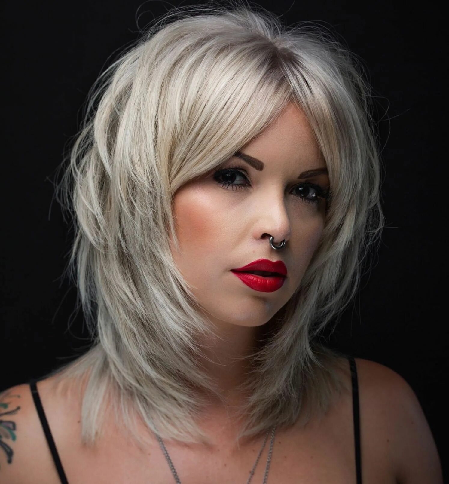 Красивые женские стрижки на средние волосы 70 Best Variations of a Medium Shag Haircut for 2024 Medium shaggy hairstyles, M
