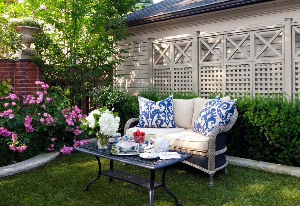 Красивые зоны на даче фото Forest Hill Village Garden Setting - Классический - Дворик - Торонто - от экспер
