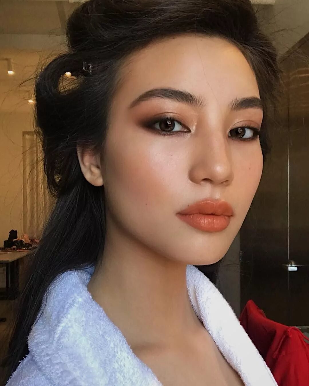 Красивый азиатский макияж Hung Vanngo on Instagram: "@isabellamchan today for #PortsInternational. On skin
