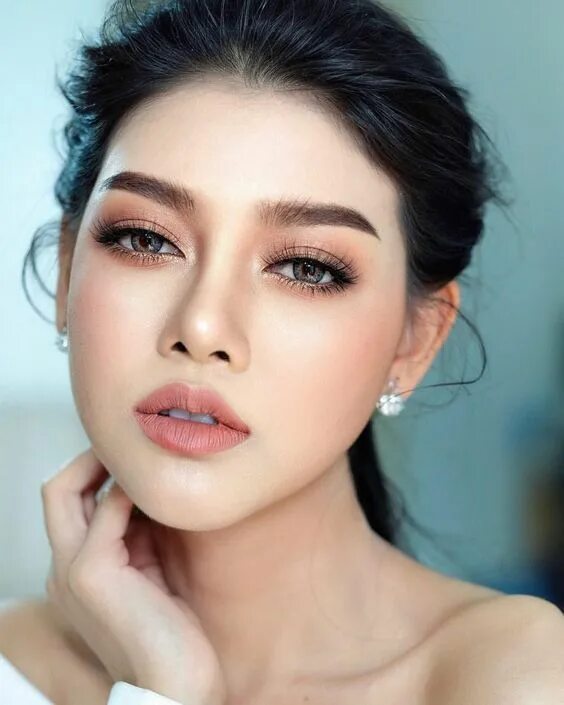 Красивый азиатский макияж Terrific makeup look for green eyes - easy pulled back hair looks great.. Weddin