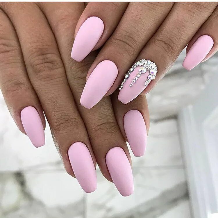 Красивый бело розовый маникюр pink and rhinestones Coffin nails matte, Pink nail designs, Hot pink nails