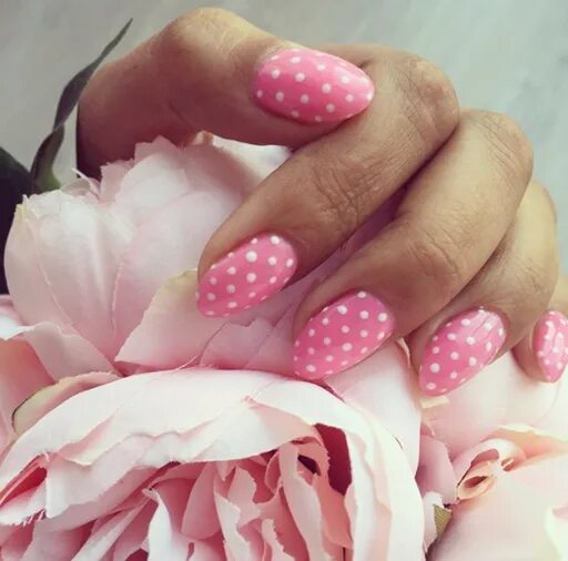 Красивый бело розовый маникюр Pin auf Manicure with dots