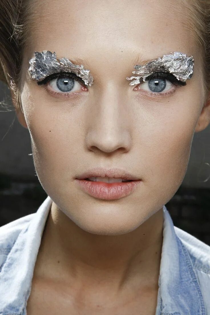 Красивый белый макияж Desert Dreamer Silver makeup, Editorial makeup, Metallic eyes