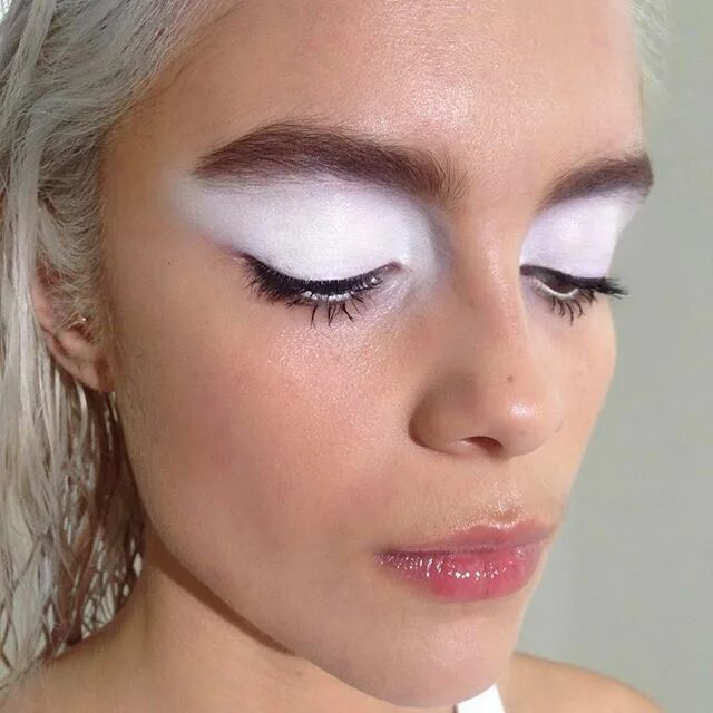 Красивый белый макияж De vastes étendues de maquillage blanc dans les coulisses pour @NailsInc sur le 