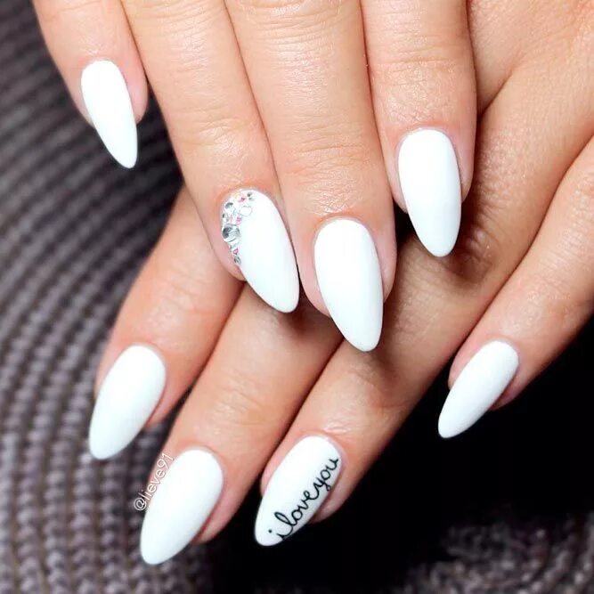 Красивый белый маникюр на длинные 37 White Acrylic Nails Designs You Can Try White acrylic nails, Oval nails, Oval