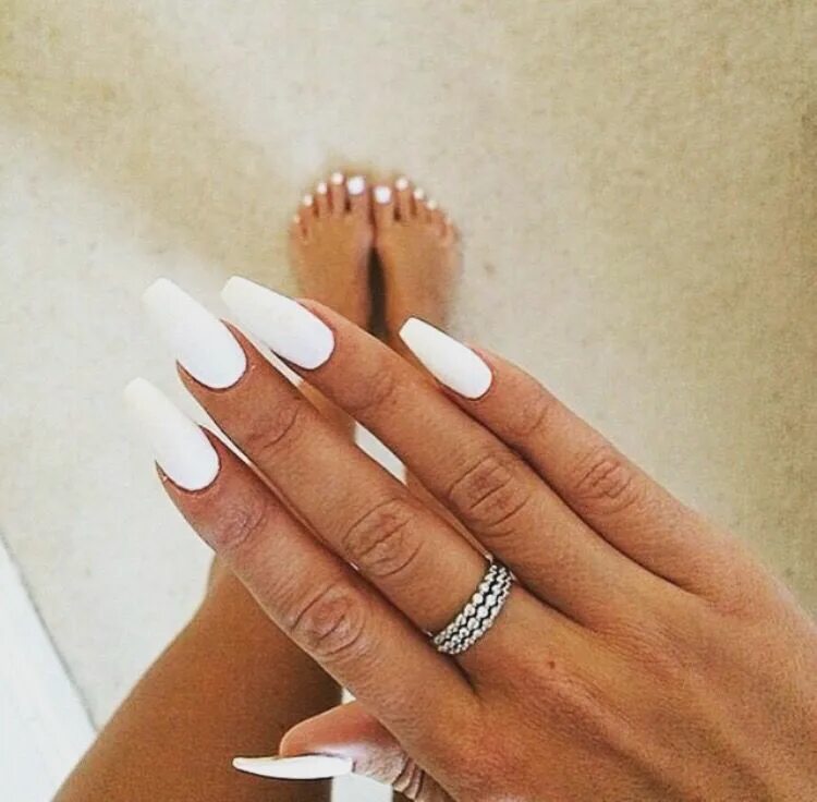 Красивый белый маникюр на длинные Matte white coffin nails White acrylic nails, Fall acrylic nails, Best acrylic n