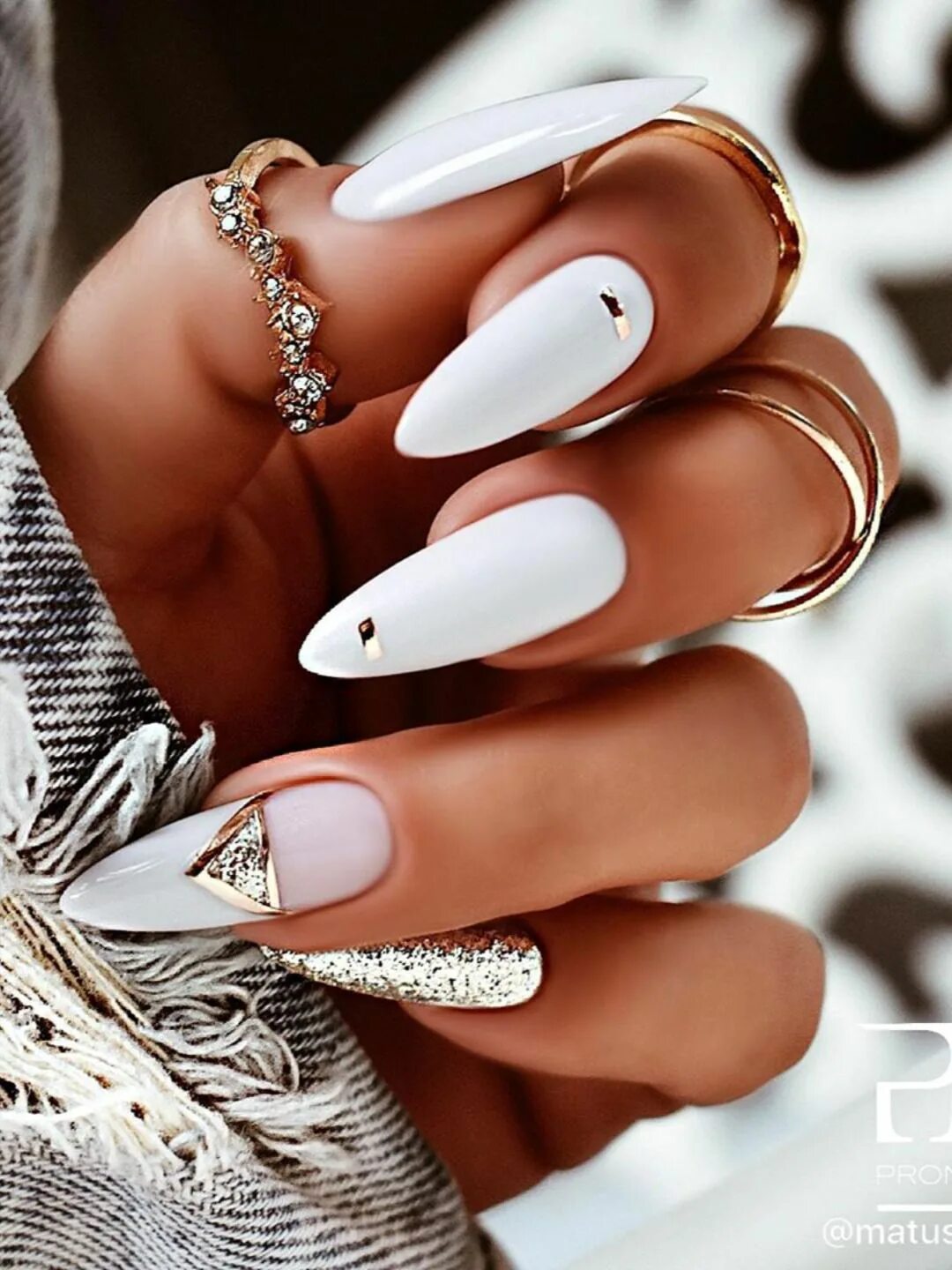 Красивый белый маникюр на длинные ногти White almond nails with glitter accent nail and mirrored gold stickers! - White 