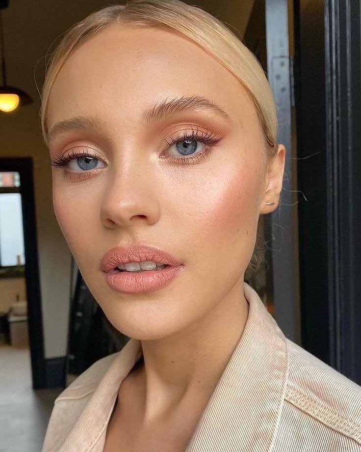 Красивый бежевый макияж SODA ON MY LIPS on Instagram: "Makeup @carladysonmakeup" Makeup inspiration, Blu