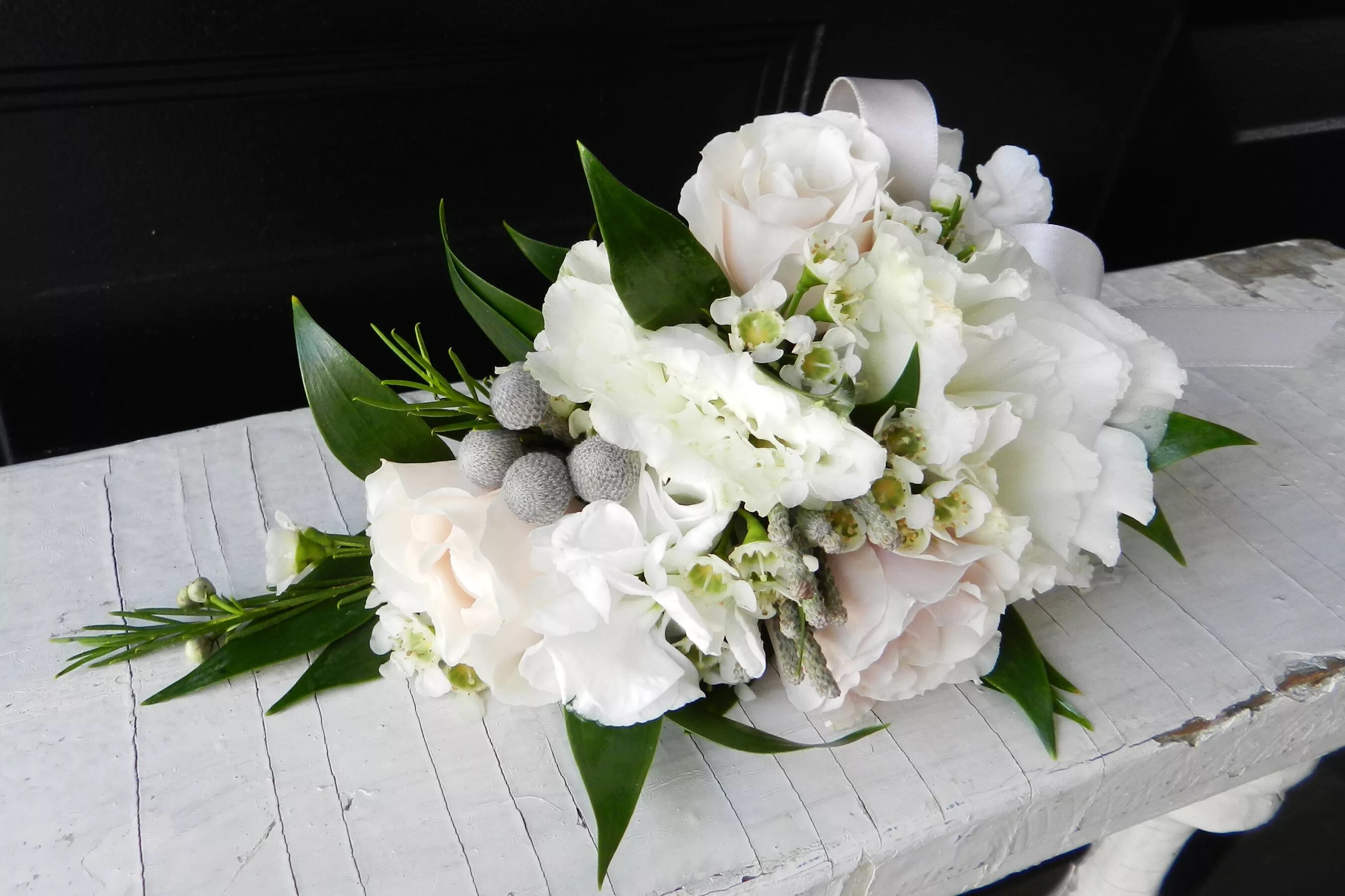 Красивый букет белый фото Wedding bouquet with roses and eustoma flowers Desktop wallpapers 640x960