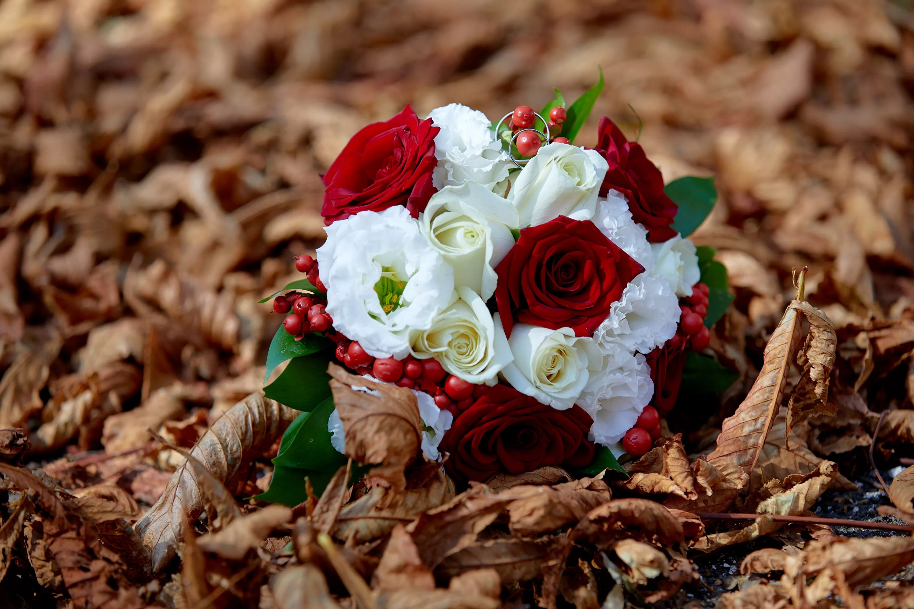 Красивый букет фото Beautiful wedding bouquet lies on dry grass Desktop wallpapers 1400x1050