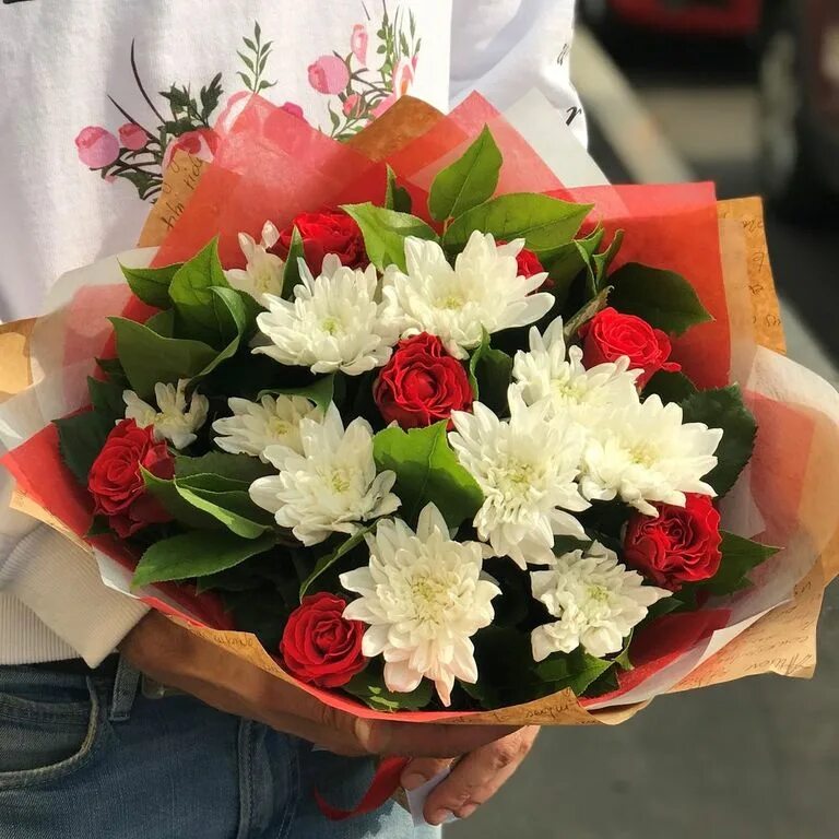 Красивый букет из роз и хризантем фото Букет с хризантемами и розами Стрела Купидона купить в Краснодаре с доставкой