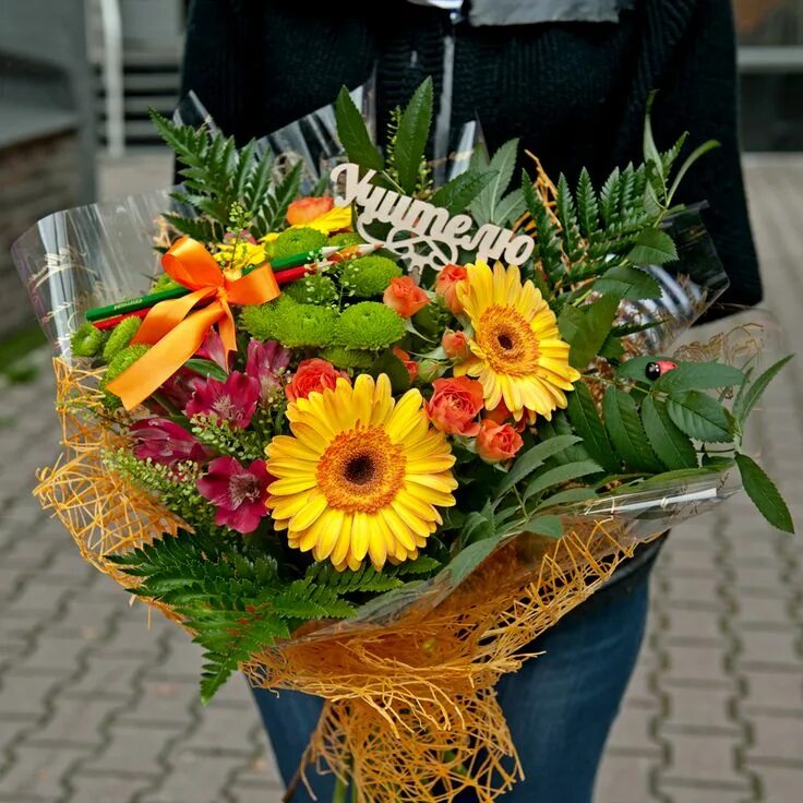 Красивый букет на день учителя фото Букет учителю на День знаний! Flower shop decor, Flower shop, Table decorations