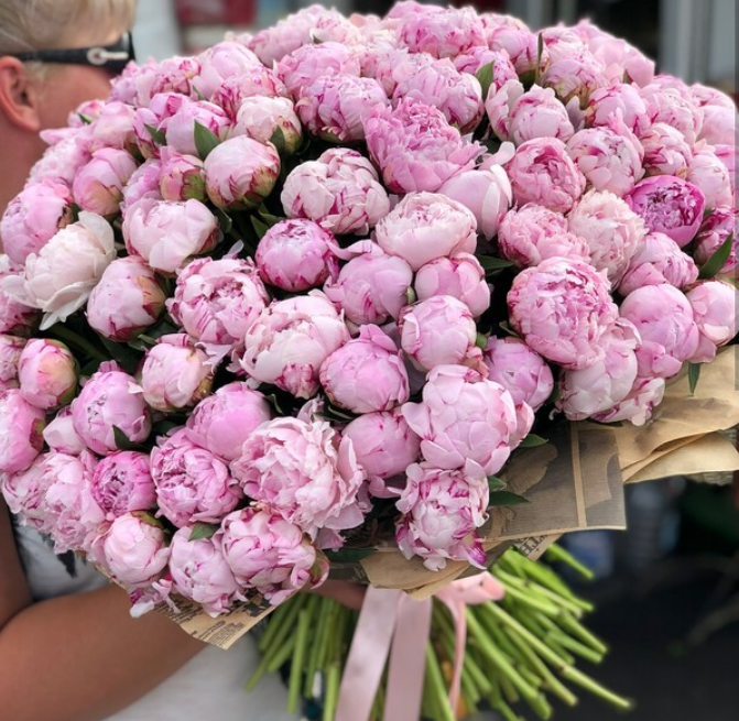 Красивый букет пионов фото высокого Монобукет Flawery пион 50 см x 45 см 101 шт. розовый 34173 - купить в Flawery.ru