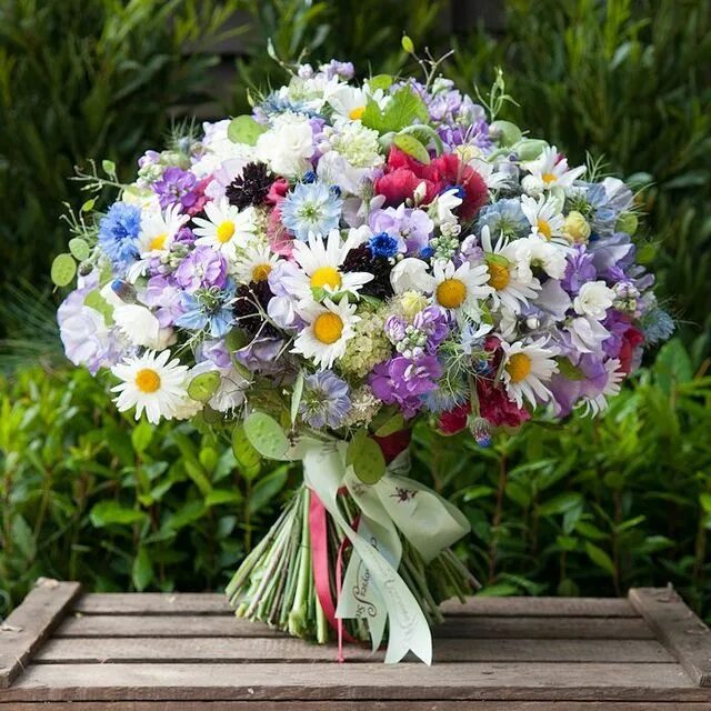 Красивый букет полевых цветов для женщины фото Flowers london, Flowers delivered, Flower delivery