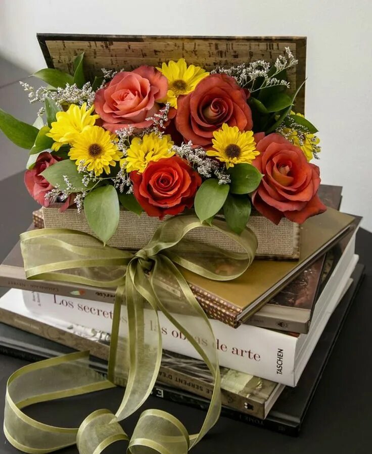 Красивый букет с днем учителя фото Pin by YM PeacefulJasmine on Beautiful Roses Flower box gift, Book centerpieces,