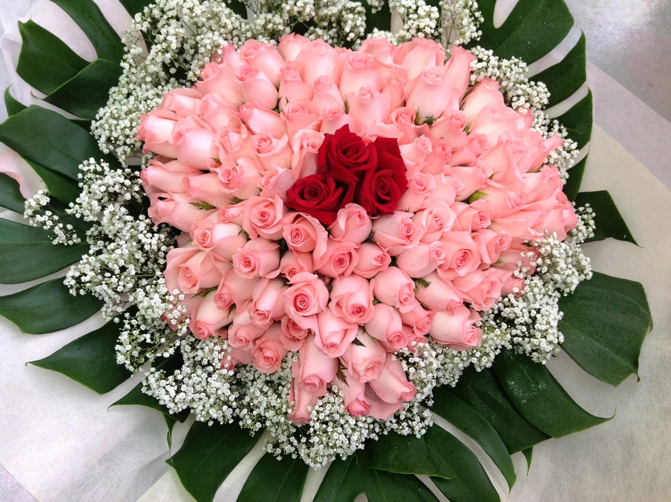 Красивый букет цветов для девушки фото Beautiful big holiday bouquet of roses Desktop wallpapers 1600x900