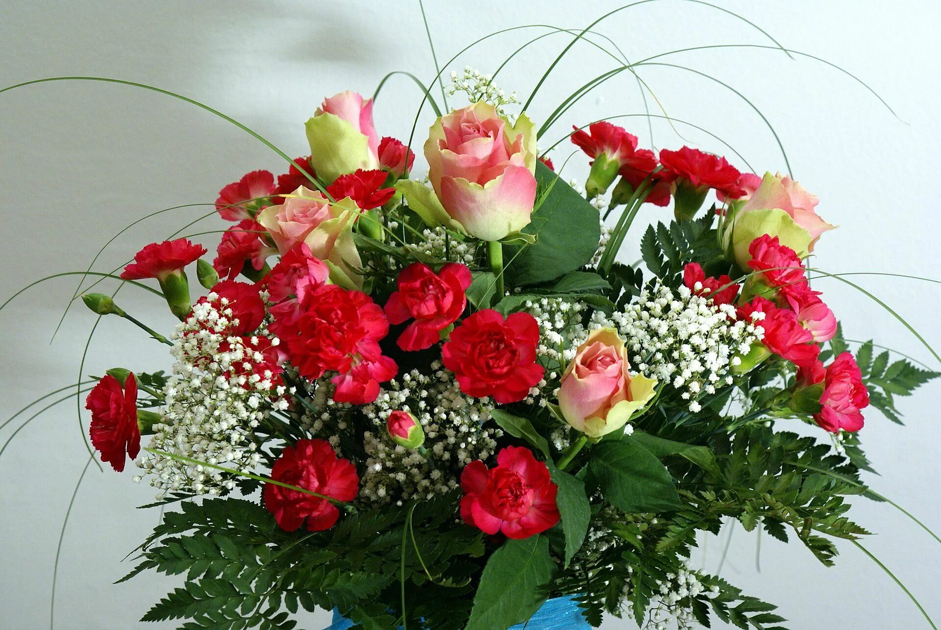 Красивый букет цветов для женщины фото ros o nejlika Red rose bouquet, Best flower delivery, Flowers delivered