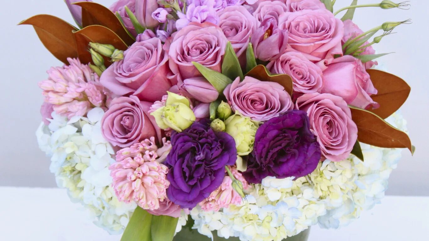 Красивый букет цветов фото с днем рождения Beautiful multi-colored bouquet in a vase on a gray background Desktop wallpaper