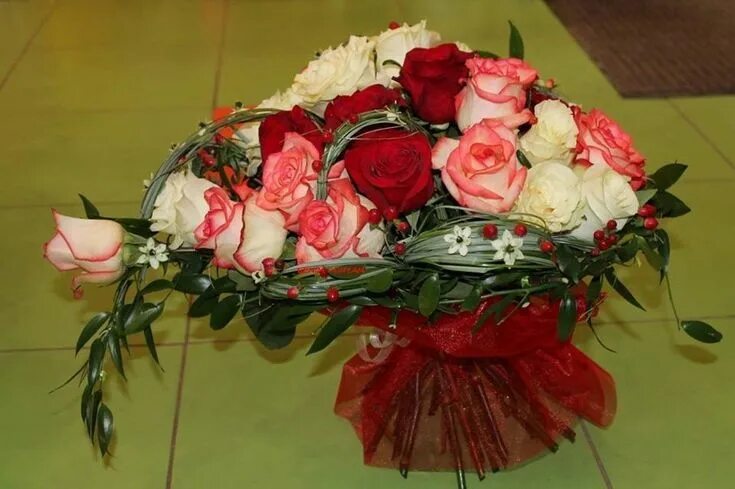 Красивый букет цветов на столе фото Pin by Maria Rodarte on Floreros Wreaths, Floral wreath, Decor
