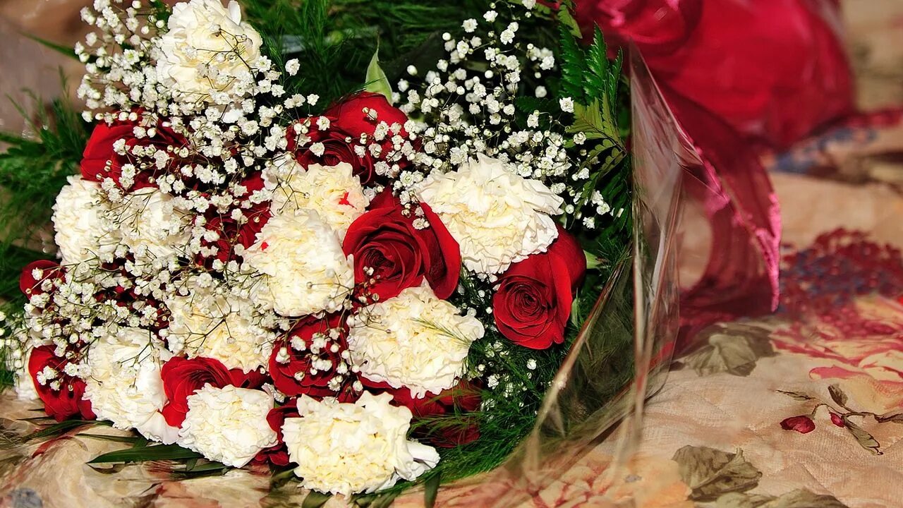 Красивый букет цветов на столе фото Wallpaper roses, gypsophila, carnations, bouquet, decoration hd, picture, image