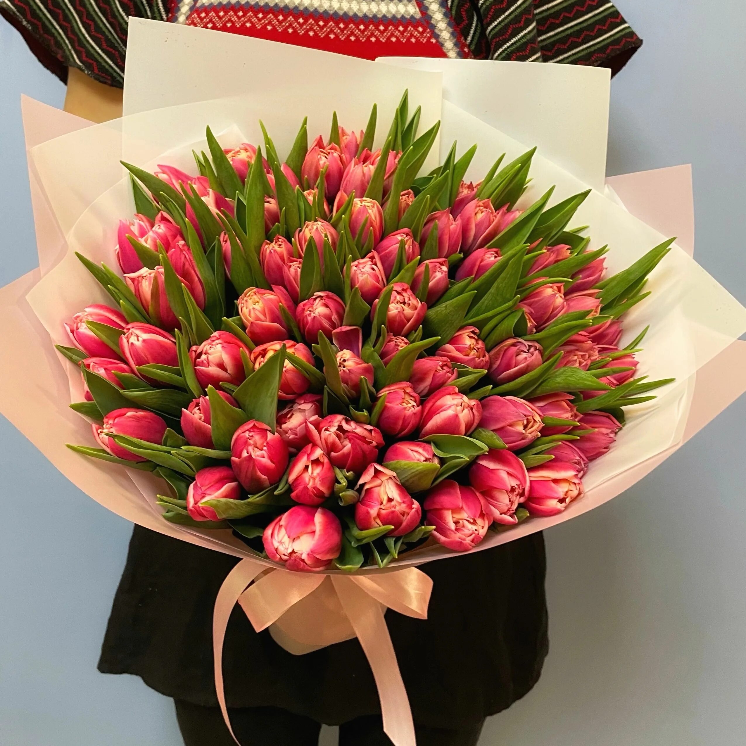Красивый букет тюльпанов фото Характеристики Тюльпан FLOWERLY, цвет букет Малиновых тюльпанов (85шт).FLOWERLY.